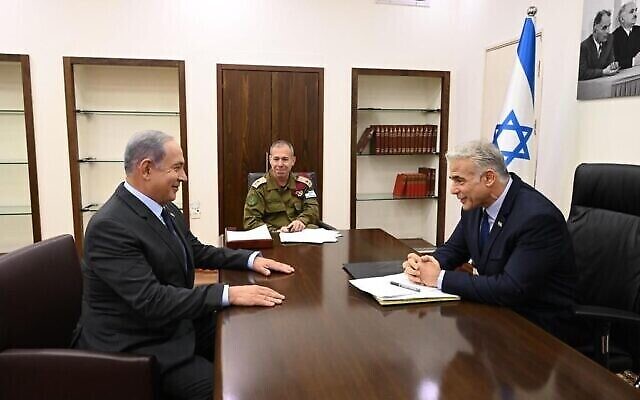 Le leader de l'opposition Benjamin Netanyahu, à gauche, participant à une réunion d'information sur le conflit Israël-Gaza avec le Premier ministre Yair Lapid, le 7 août 2022. (Crédit : Haim Zach/GPO)