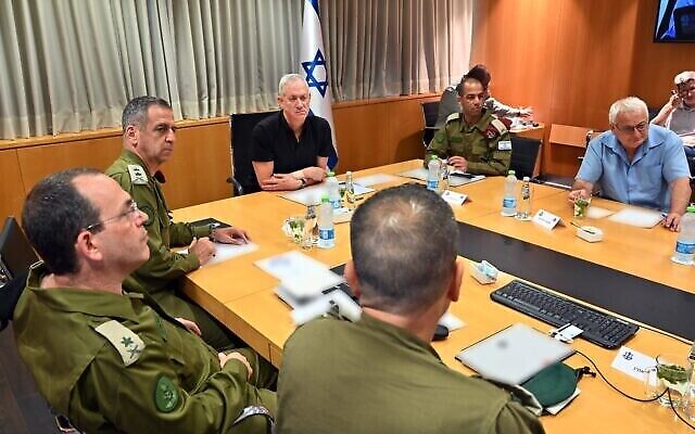 Le ministre de la Défense Benny Gantz (au centre) tient une réunion avec le chef d'état-major Aviv Kohavi (à droite) et d'autres responsables au quartier général de Tsahal à Tel Aviv, le 8 août 2022. (Ministère de la Défense)