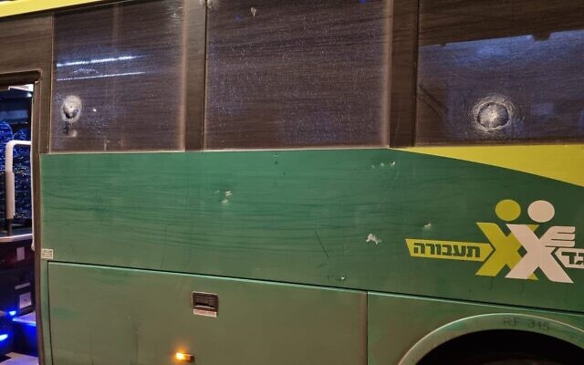 Un bus israélien endommagé suite à une fusillade, près de Silwad, en Cisjordanie, le 20 août 2022. (Crédit : Autorisation)