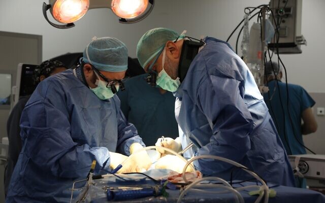 Le Dr Shai Menachem, à gauche, et son collègue, le Dr Ory Keyna, pratiquant une opération du dos en utilisant la méthode antéro-psoastique pour la première fois en Israël, au Rambam Health Care Campus. (Crédit : Rambam Health Care Campus)
