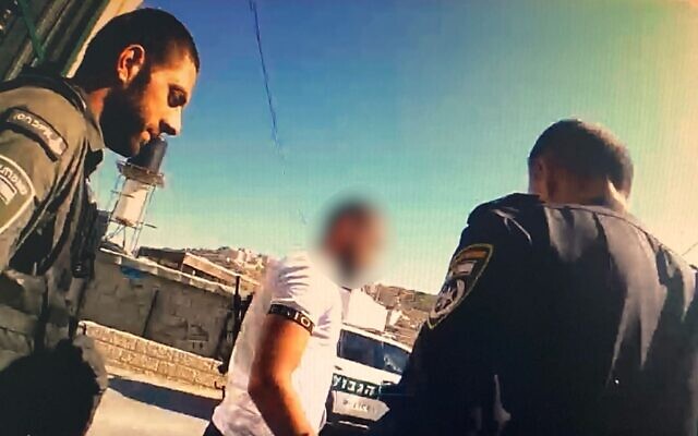 L'arrestation d'un homme de Jérusalem-Est qui prévoyait de commettre une fusillade dans le centre de la capitale, le 23 juillet 2022. (Crédit : Police israélienne)