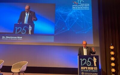 Le ministre des Affaires de la Diaspora, Nachman Shai, s'adressant à une conférence de l'Organisation sioniste mondiale marquant le 125e anniversaire du premier Congrès sioniste à Bâle, en Suisse, le 28 août 2022. (Crédit :  Autorisation)