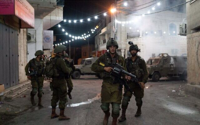 Les forces israéliennes mènent des raids d'arrestation à travers la Cisjordanie des suspects terroristes du Jihad islamique, le 6 août 2022. (Crédit : armée)