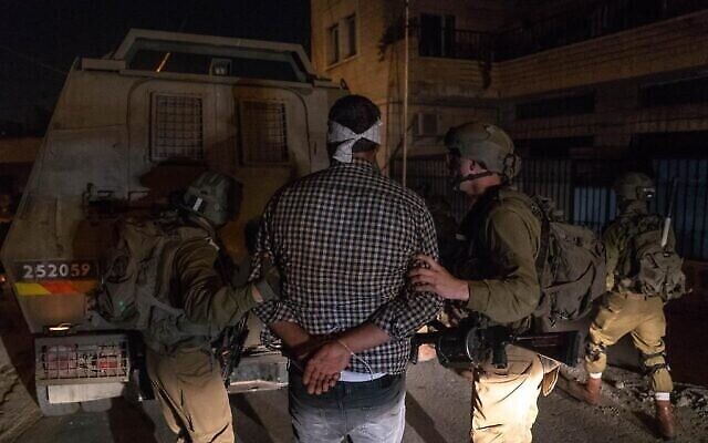 Les troupes israéliennes arrêtent un homme qui serait affilié au Jihad islamique palestinien en Cisjordanie, le 7 août 2022. (Crédit : armée).