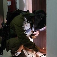 Un soldat israélien soude une porte, dans la ville de Ramallah, en Cisjordanie, le 18 août 2022. Les soldats israéliens sont intervenus au siège de plusieurs organisations palestiniennes de défense des droits qu’elles ont déclarées comme groupes terroristes. (Armée israélienne)