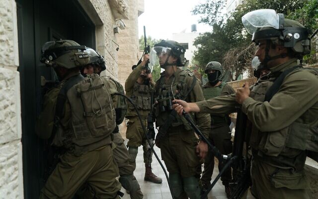 Des soldats israéliens mènent un raid en Cisjordanie, le 18 août 2022. (Crédit : Armée israélienne)