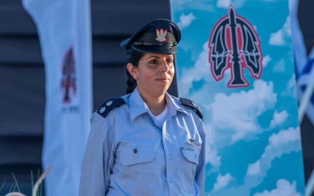 La lieutenant-colonel Revital Barzani lors d'une cérémonie marquant son entrée dans le rôle de commandante du 66e bataillon de béliers de l'armée de l'air, le 23 août 2022. (Crédit : Armée israélienne)