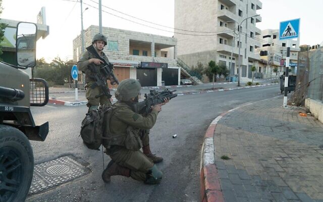 Photo d'illustration : Des soldats israéliens lors d'un raid en Cisjordanie, le 25 août 2022. (Crédit : Armée israélienne)