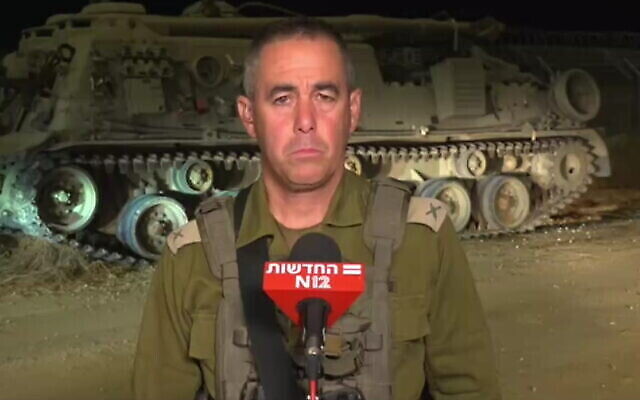 Le général brigadier Nimrod Aloni s'adresse aux informations de la Douzième chaîne près de la frontière avec la bande de Gaza, le 6 août 2022. (Crédit : capture d'écran)