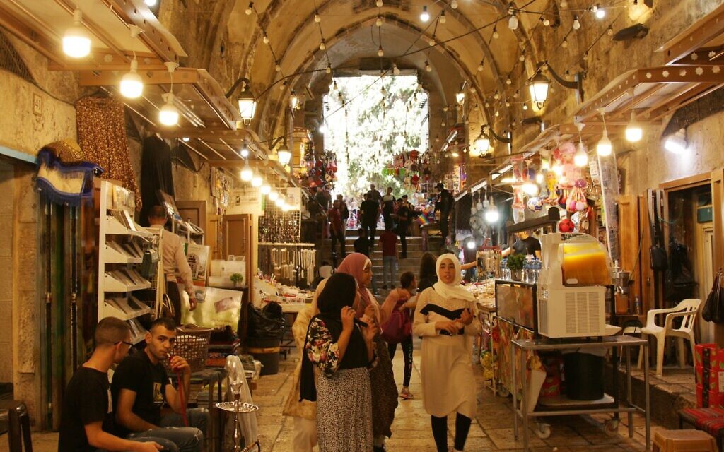 Le marché du coton dans la Vieille Ville de Jérusalem. (Crédit : Shmuel Bar-Am)