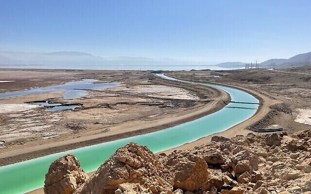 Canal d'acheminement de l’eau pompée dans la mer Morte vers les piscines d’évaporation des Chantiers de la mer Morte. (Sue Surkes/Times of Israel)