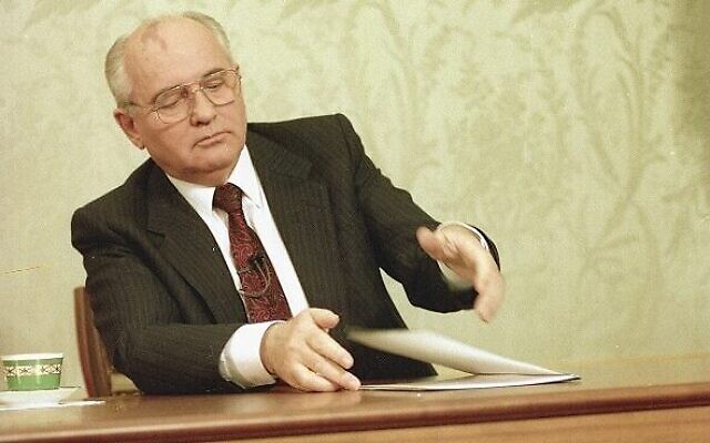 Mikhail Gorbachev, huitième et dernier dirigeant de l'Union soviétique, referme son discours de démission sur la table après l'avoir prononcé à la télévision soviétique au Kremlin, à Moscou, le mercredi 25 décembre 1991. (Crédit : AP Photo/Liu Heung Shing, Archive)