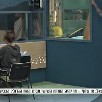 Netanel, un candidat de l'émission "HaAkh HaGadol", fait un salut nazi alors qu'un autre candidat lui applique une goutte de cire sur la lèvre supérieure, le 20 juillet 2022. (Capture d'écran/YouTube)