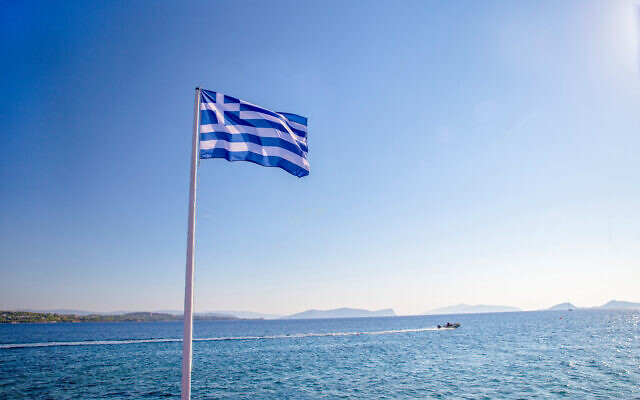 Drapeau grec sur les îles grecques et la mer Égée. (Crédit : iStock)
