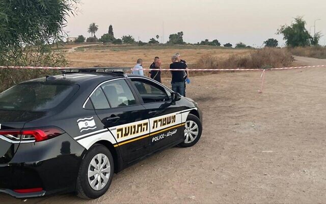 La scène où la dépouille d'une femme a été retrouvée dans un champ, près de Rehovot, le 25 août 2022. (Crédit : Police israélienne)