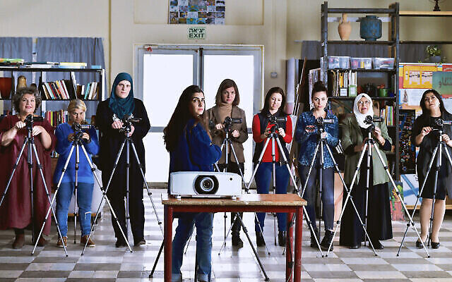 Photo du film 'Cinéma Sabaya', l'histoire de huit femmes arabes et juives qui participent à un atelier de cinéma, en lice pour 12 récompenses lors de la prochaine cérémonie des Ophir, le 18 Septembre  (Courtoisie : Ella Barak)