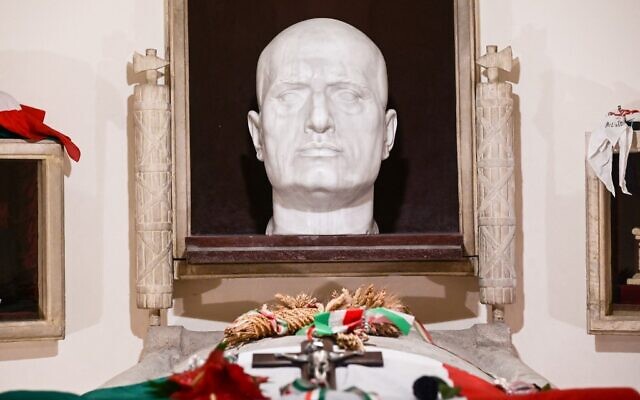 Une photo prise le 26 août 2022 dans le cimetière de Predappio montre la tombe de l'homme politique, militaire et fondateur du fascisme italien Benito Mussolini. (Crédit : MIGUEL MEDINA / AFP)