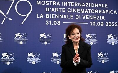 La photographe américaine Nan Goldin pose le 3 septembre 2022 au 79e Festival international du film de Venise au Lido di Venezia à Venise, en Italie. (Crédit : Tiziana FABI / AFP)