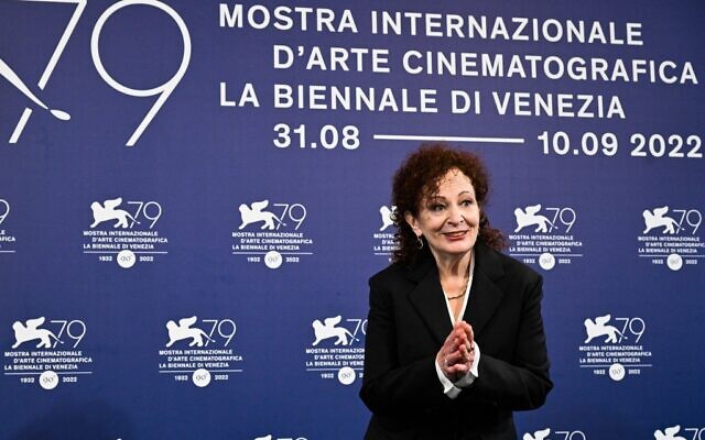 La photographe américaine Nan Goldin pose le 3 septembre 2022 au 79e Festival international du film de Venise au Lido di Venezia à Venise, en Italie. (Crédit : Tiziana FABI / AFP)