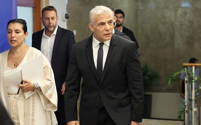 Le Premier ministre Yair Lapid arrive pour une réunion du cabinet au bureau du Premier ministre à Jérusalem, le 4 septembre 2022. (Crédit : ABIR SULTAN / POOL / AFP)