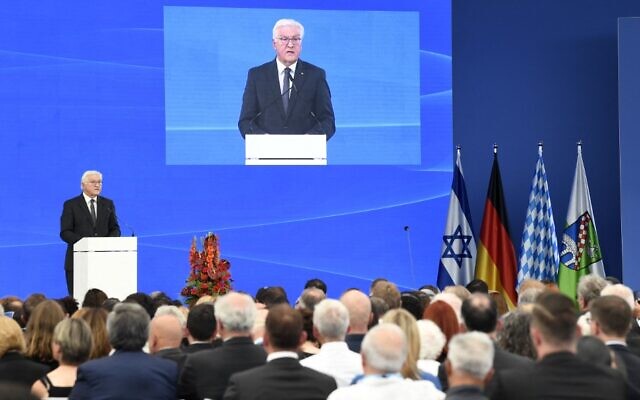Le président allemand Frank-Walter Steinmeier fait un discours durant une cérémonie marquant le 50e anniversaire de l'attaque des Jeux olympiques de Munich en 1972 sur la base aérienne de Fuerstenfeldbruck, dans le sud de l'Allemagne, le 5 septembre 2022. (Crédit :  Thomas KIENZLE / AFP)