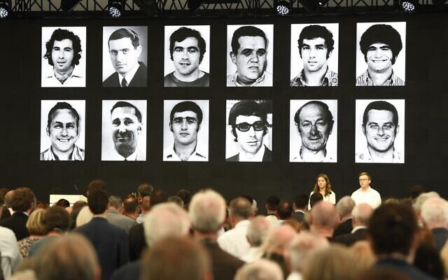 Les portraits des victimes apparaissent à la fin d'une cérémonie marquant le 50e anniversaire de l'attaque des Jeux olympiques de Munich en 1972 sur la base aérienne de Fuerstenfeldbruck, dans le sud de l'Allemagne , le 5 septembre 2022. (Crédit :  Thomas KIENZLE / AFP)