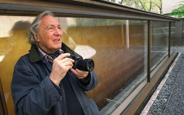 Cette photographie d'archive prise le 15 avril 2002 montre le photographe juif américain William Klein posant à la Maison Européenne de la Photographie à Paris. (Crédit : MAXIMILIEN LAMY / AFP)