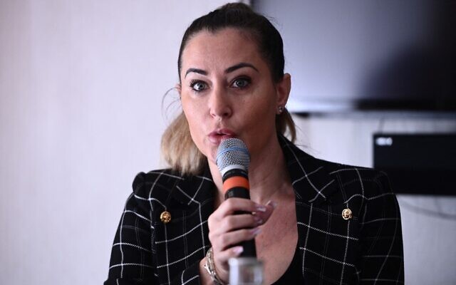 Magali Berdah, PDG de l'agence d'influence Shauna Events, lors d'une conférence de presse à Paris, le 14 septembre 2022. (Crédit : Christophe ARCHAMBAULT/AFP)
