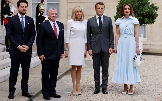 Le président français Emmanuel Macron (2ndD) et son épouse Brigitte Macron (C) accueillent le roi Abdallah de Jordanie (2ndg), la reine Rania de Jordanie (d) et le prince héritier Hussein (g) avant leur rencontre à l'Elysée à Paris, le 14 septembre 2022. (Crédit :  Ludovic MARIN / AFP)