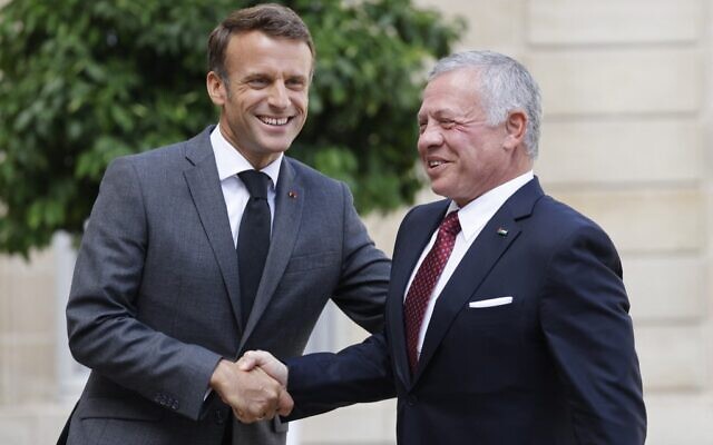 Le président français Emmanuel Macron (à gauche) accueille le roi Abdallah de Jordanie avant leur rencontre à l'Elysée à Paris, le 14 septembre 2022. (Crédit : Ludovic MARIN / AFP)