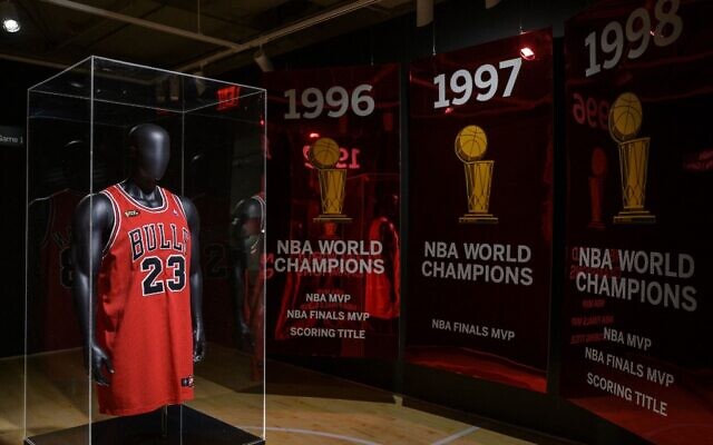(FILES) Dans cette photo d'archive prise le 6 septembre 2022, le maillot The Last Dance de Michael Jordan, porté lors du premier match des finales de la NBA 1998, est exposé lors de la vente Invictus de Sothebys, à New York. Le maillot s'est vendu pour un montant record de 10,1 millions de dollars le 15 septembre 2022, selon Sotheby's. (Crédit : ANGELA WEISS / AFP)