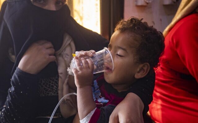 Un enfant souffrant de choléra reçoit des soins à l'hôpital Al-Kasrah dans la province orientale de Deir Ezzor, le 17 septembre 2022, zone affectée par l'utilisation d'eau contaminée de l'Euphrate, une source d’eau majeure à la fois pour s’hydrater et pour l'irrigation. (Crédit : Delil SOULEIMAN / AFP)