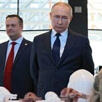 Le président russe Vladimir Poutine visite une exposition à l’école technique de Novgorod à Veliky Novgorod le 21 septembre 2022. (Gavriil GRIGOROV/ SPOUTNIK/AFP)