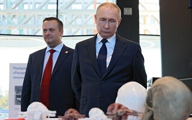 Le président russe Vladimir Poutine visite une exposition à l’école technique de Novgorod à Veliky Novgorod le 21 septembre 2022. (Gavriil GRIGOROV/ SPOUTNIK/AFP)