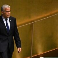 Le Premier ministre Yair Lapid arrive pour s'adresser à la 77e session de l'Assemblée générale des Nations Unies au siège de l'ONU à New York le 22 septembre 2022. (Crédit : Timothy A. Clary/AFP)