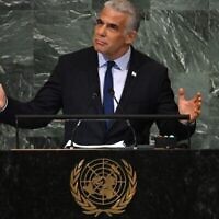 Le Premier ministre Yair Lapid s'adressant à la 77e session de l'Assemblée générale des Nations unies au siège de l'ONU, à New York, le 22 septembre 2022. (Crédit : Timothy A. Clary/AFP)