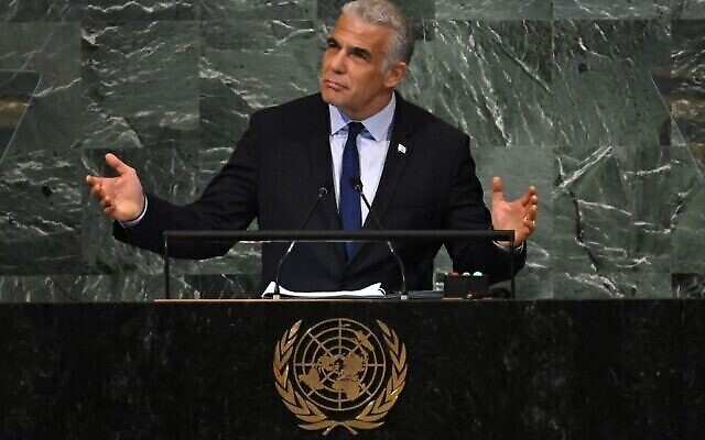 Le Premier ministre Yair Lapid s'adressant à la 77e session de l'Assemblée générale des Nations unies au siège de l'ONU, à New York, le 22 septembre 2022. (Crédit : Timothy A. Clary/AFP)