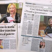 Des pages de journaux italiens avec des photos de la dirigeante du parti d'extrême droite italien Fratelli d'Italia Giorgia Meloni, au lendemain de la victoire de son parti aux élections générales, à Rome le 26 septembre 2022. (Crédit : Vincenzo Pinto/AFP)