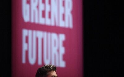Ed Miliband, ministre fantôme du changement climatique et du Net Zero du Parti travailliste britannique, prononçant un discours lors de la deuxième journée de la conférence annuelle du Parti travailliste à Liverpool, dans le nord-est de l'Angleterre, le 26 septembre 2022. (Crédit : Oli Scarff/AFP)