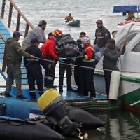 Des pompiers et Marins transportent un corps retrouvé en mer à Puerto Ayora sur l’île de Santa Cruz, dans les îles Galapagos, le 26 septembre 2022, après le naufrage d’un bateau avec des touristes à bord, dans l’archipel situé à 1000 km au large de l’Équateur, dans l’océan Pacifique. (Crédit : Carlos Villalba/AFP)