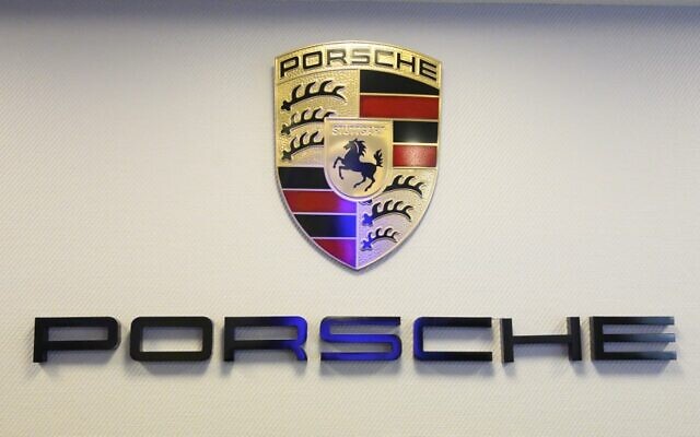 Le logo du constructeur automobile allemand Porsche AG au siège de l'entreprise à Stuttgart, dans le sud de l'Allemagne, en septembre 2022. (Crédit : THOMAS KIENZLE / AFP)