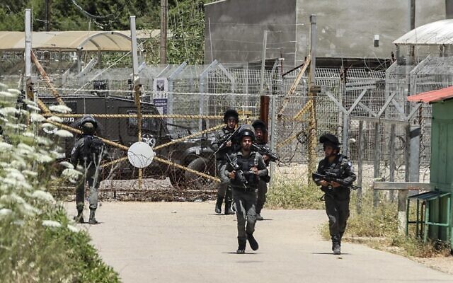 Des soldats israéliens à l'entrée de la base de Salem près de la ville de Jénine en Cisjordanie, après une attaque de Palestiniens qui ont ouvert le feu et ont été tués par les forces de sécurité israéliennes, le 7 mai 2021. (Crédit : JAAFAR ASHTIYEH / AFP)