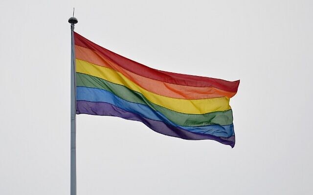 Un drapeau arc-en-ciel, le symbole de la fierté LGBTQ+. (Crédit : AFP/BEN STANSALL)