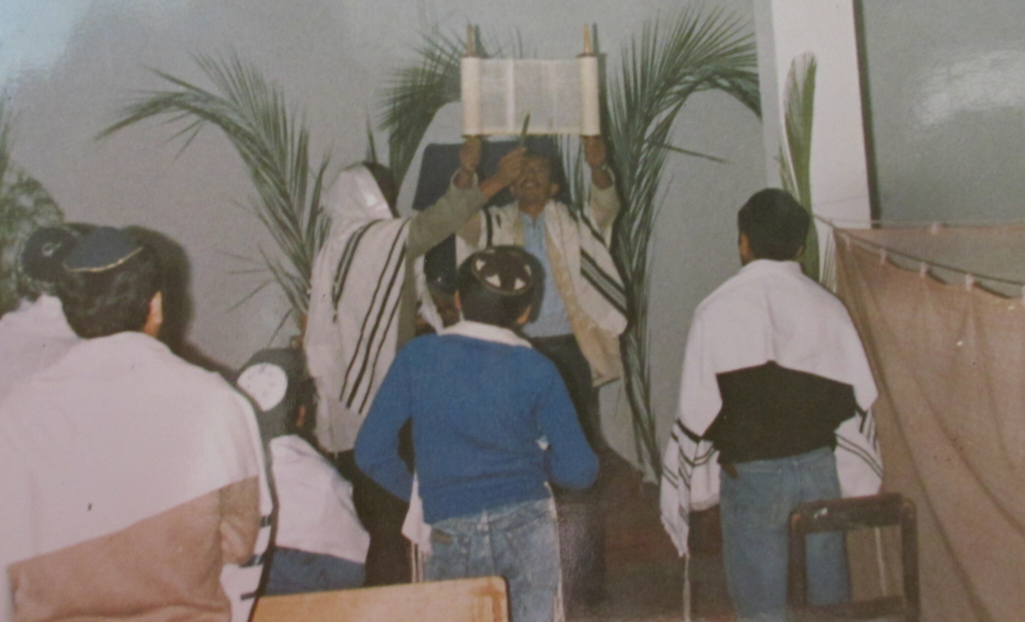 Un groupe de membres de la communauté Bnei Moshe en train de fêter Souccot à El Milagro, à Trujillo, au Pérou, en 1988. (Autorisation : Yehoshua Tzidkiya)