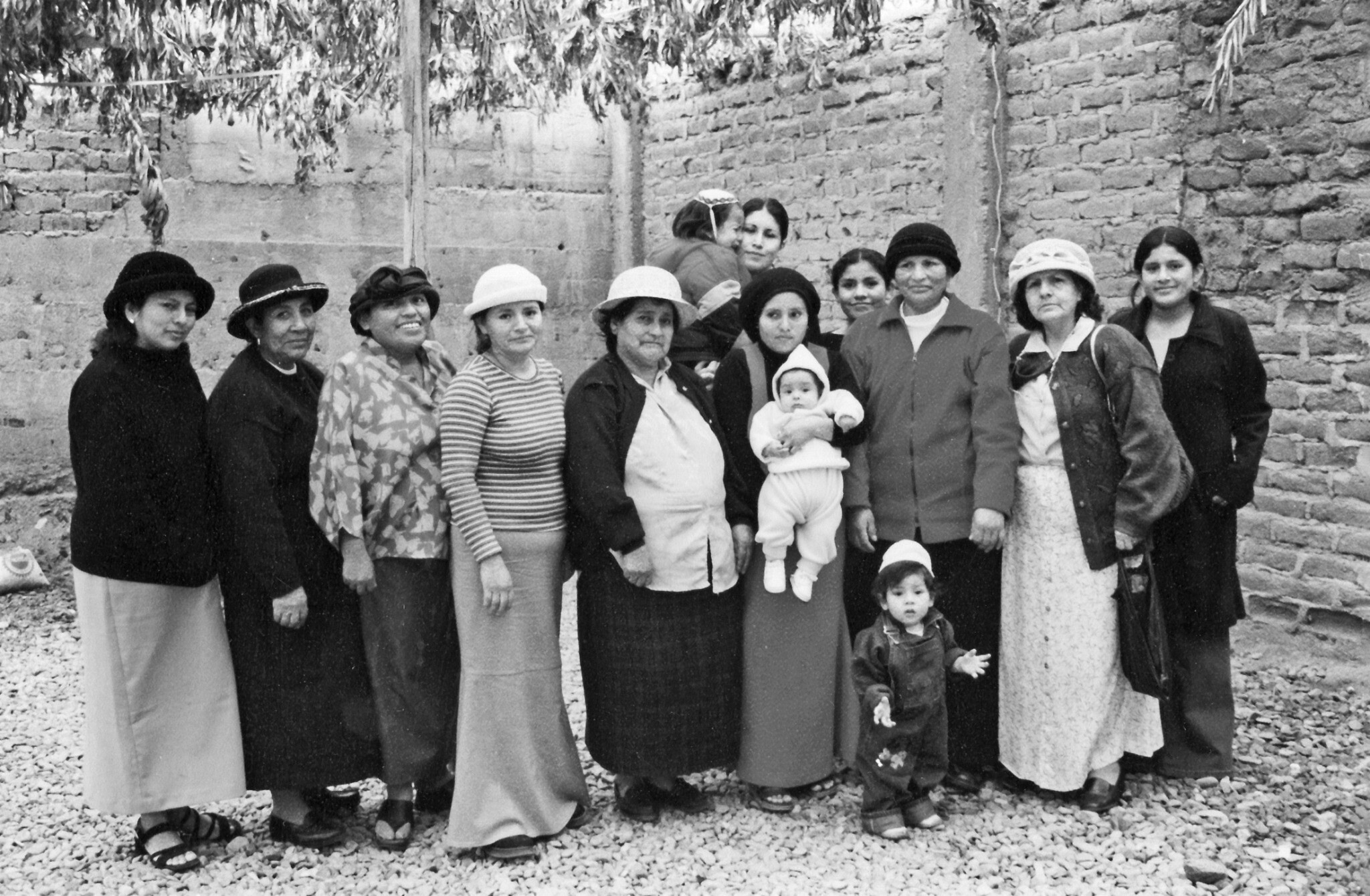 Des femmes de la communauté des Juifs incas à la synagogue El Milagro de Trujillo, au Pérou, en 2004. (Autorisation :  Graciela Mochkofsky)