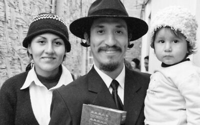 Iosef Sánchez, un Juif inca, avec sa famille à Los Olivos, à Lima, au Pérou, en 2004. (Autorisation :  Graciela Mochkofsky)