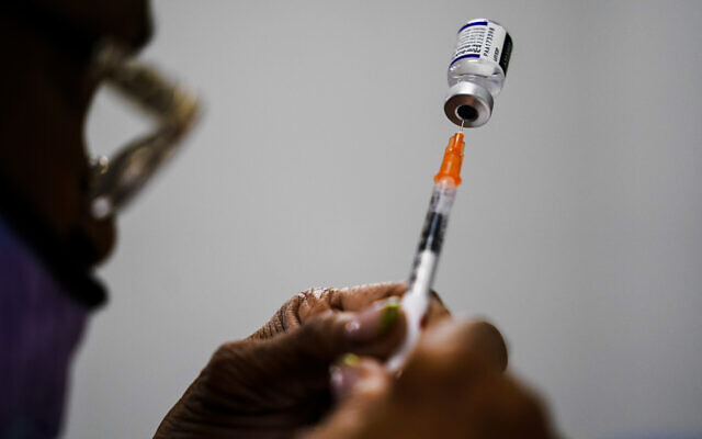 Un agent de santé prépare un vaccin Pfizer COVID dans une clinique de vaccination à Chester, en Pennsylvanie, le 15 décembre 2021. Photo d'illustration : (Crédit : Matt Rourke/AP)