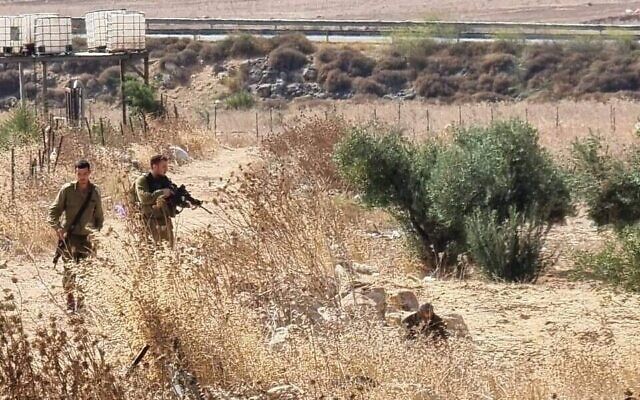 Les troupes israéliennes arrêtent un Palestinien qui aurait tenté d'arracher l'arme d'un soldat près de Beit Furik, dans le nord de la Cisjordanie, le 7 septembre 2022. (Crédit : Réseaux sociaux)