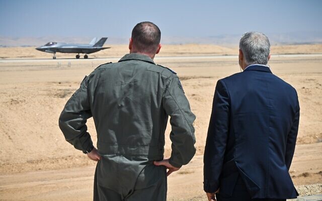Le Premier ministre Yair Lapid, à droite, et le commandant de l'armée de l'air Tomer Bar regardant un F-35 sur la base aérienne de Nevatim, dans le sud d'Israël, le 6 septembre 2022. (Crédit : Kobi Gideon/Bureau du Premier ministre)