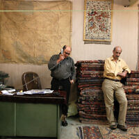 Un magasin de tapis juif dans le Grand Bazar de Téhéran. (Crédit : Hassan Sarbakhsian/via JTA)